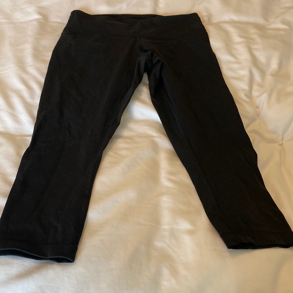 Lululemon Size 4 Black Capri leggings